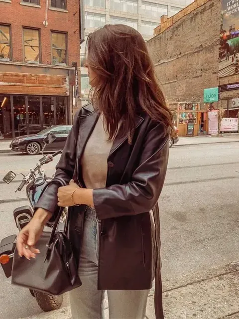 Mulher de jaqueta de couro na rua