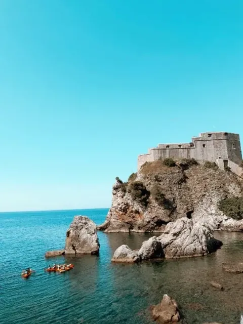 Mar azul com rochedo