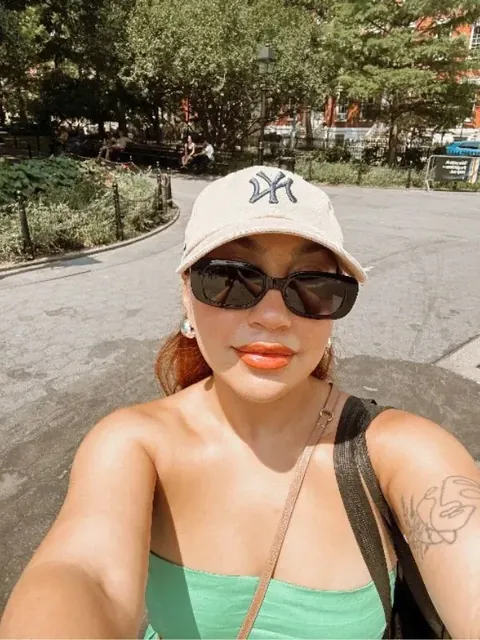 Selfie de boné e óculos no parque